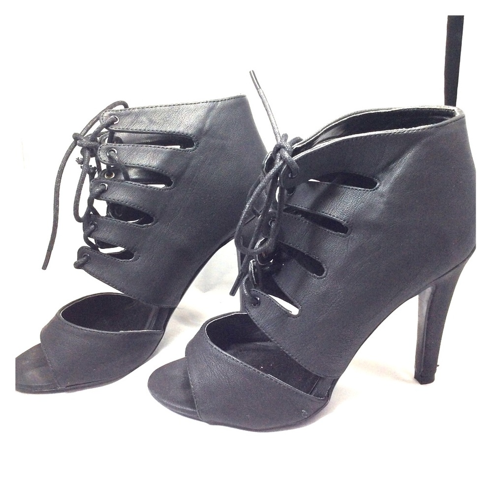 Delicious size 7 lace up heels